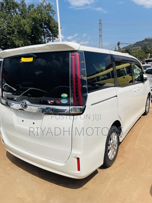 Toyota Noah 2.0 FWD (8 Seater) 2017 White