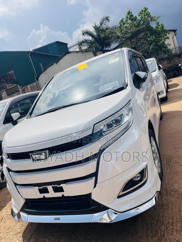 Toyota Noah 2.0 FWD (8 Seater) 2017 White