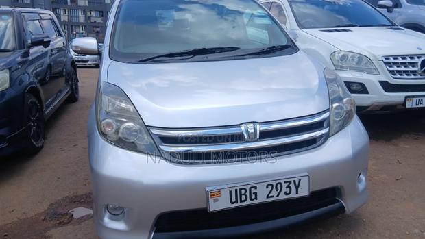 Toyota ISIS 2007 Silver