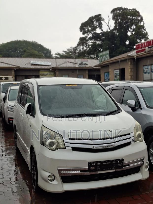 Toyota Noah 2012 White