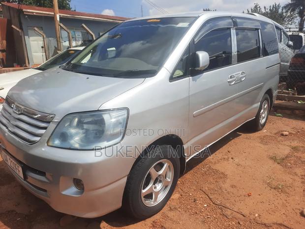 Toyota Noah 2005 Silver