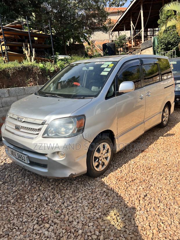 Toyota Noah 2.0 FWD (8 Seater) 2006 Silver