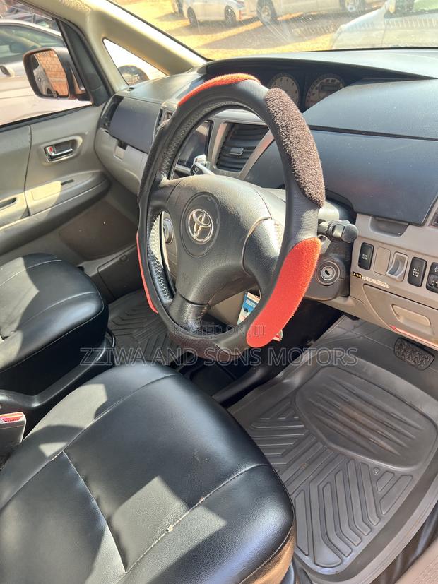 Toyota Noah 2.0 FWD (8 Seater) 2006 Silver