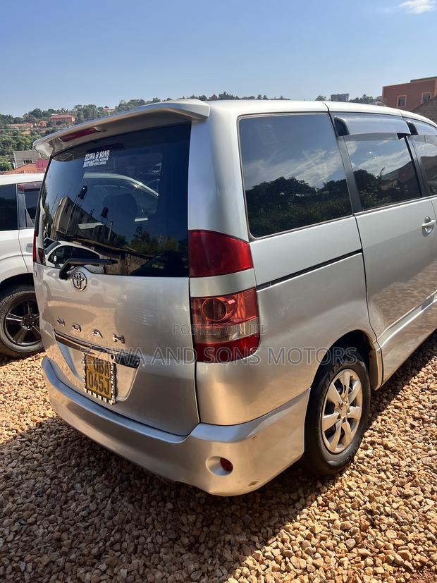 Toyota Noah 2.0 FWD (8 Seater) 2006 Silver