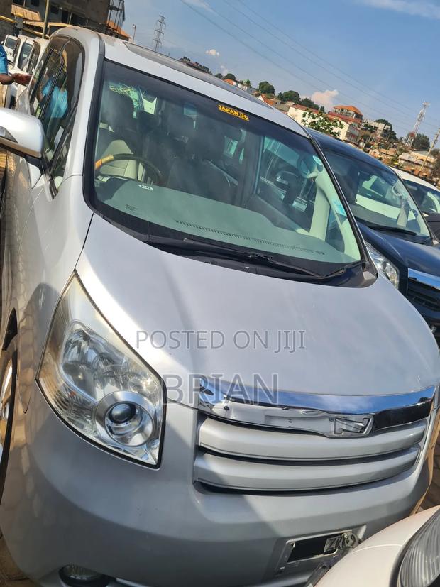 Toyota Noah 2013 Silver