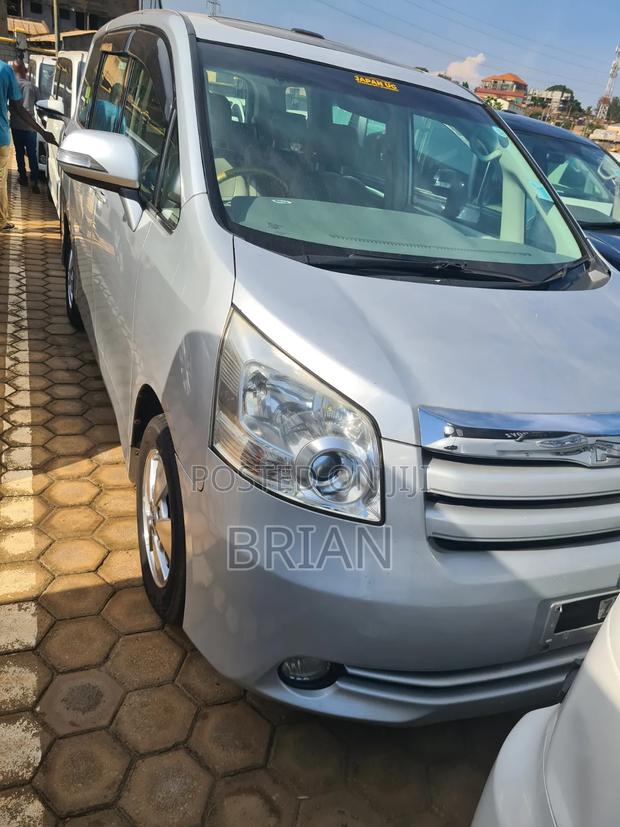 Toyota Noah 2013 Silver