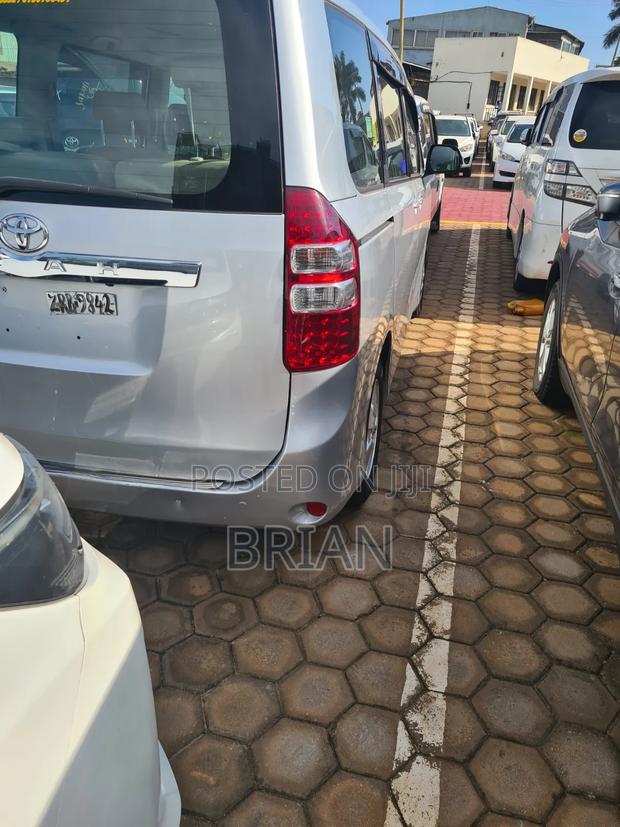 Toyota Noah 2013 Silver