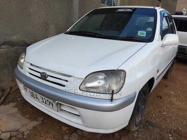 Toyota Raum 2001 White