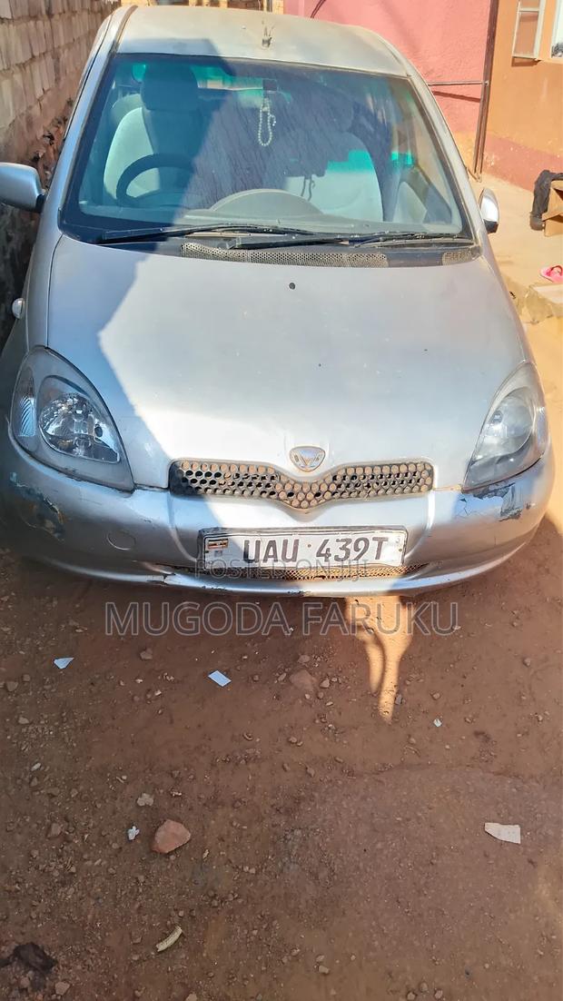 Toyota Vitz 2010 Silver