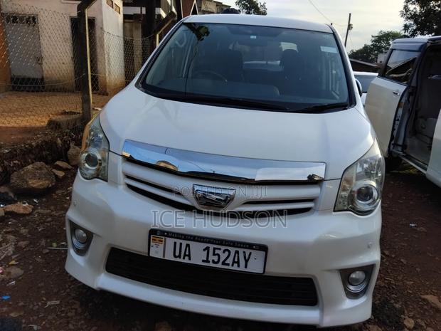 Toyota Noah 2012 Pearl