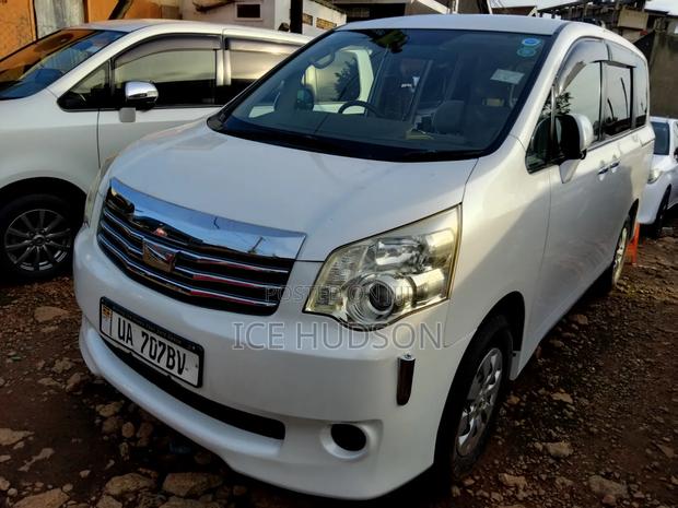Toyota Noah 2011 Pearl