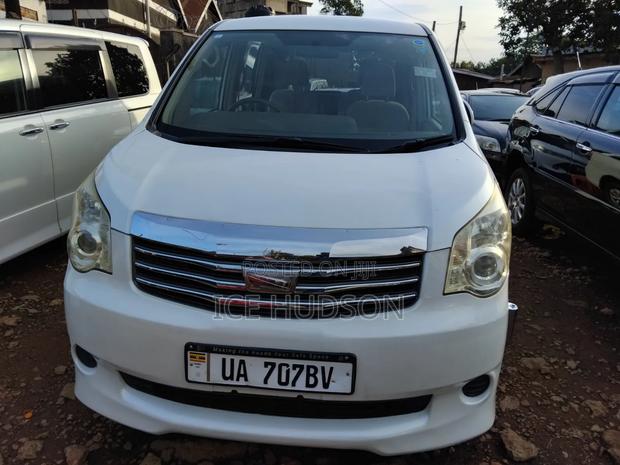 Toyota Noah 2011 Pearl