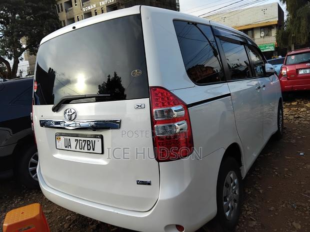 Toyota Noah 2011 Pearl