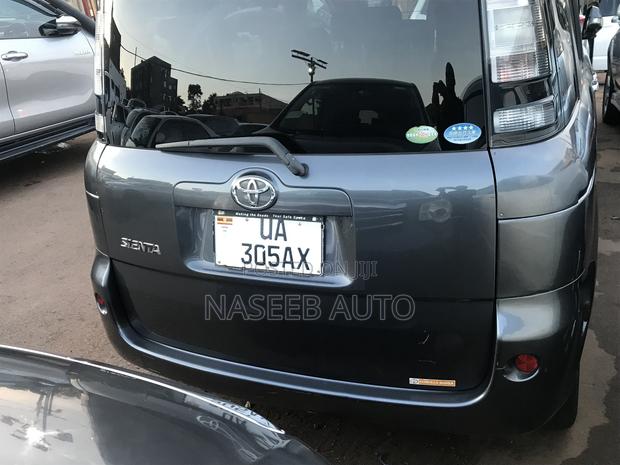 Toyota Sienta 2009 Gray