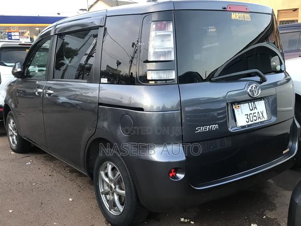 Toyota Sienta 2009 Gray
