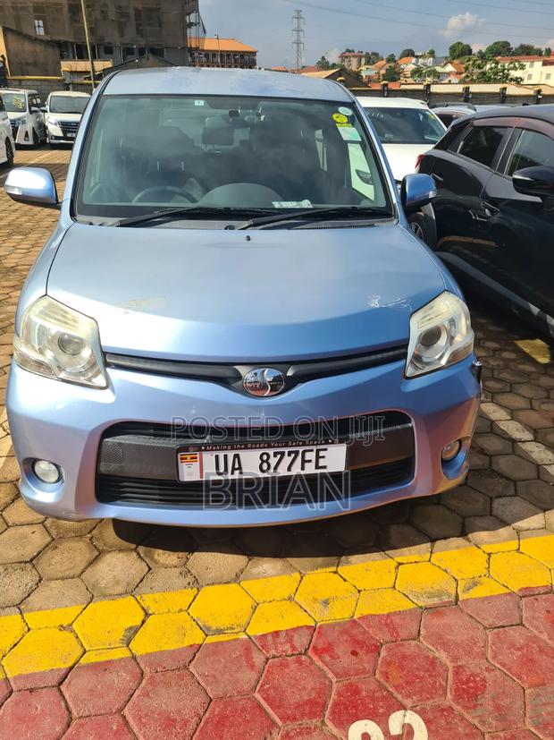 Toyota Sienta 2012 Blue