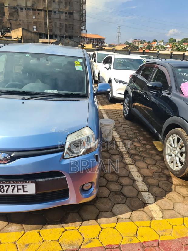 Toyota Sienta 2012 Blue