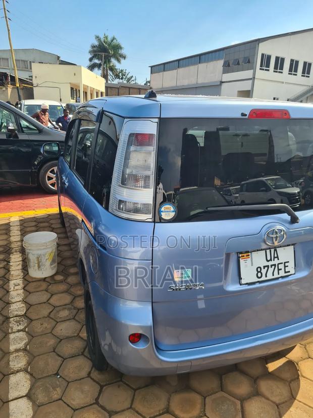 Toyota Sienta 2012 Blue