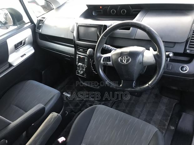 Toyota Voxy 2011 Silver