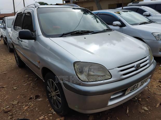 Toyota Raum 2001 Silver