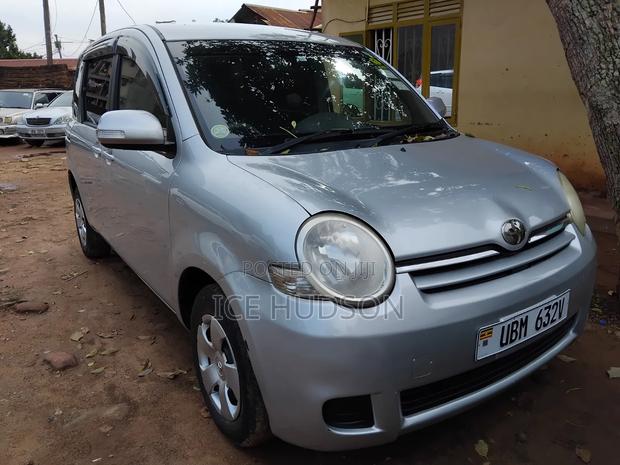 Toyota Sienta 2009 Silver