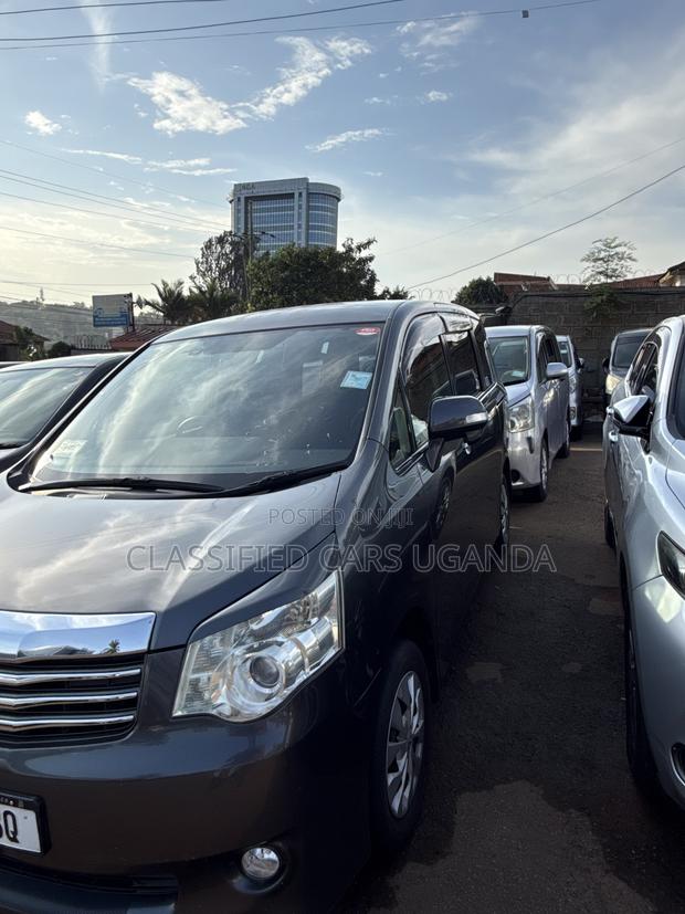 Toyota Noah 2010 Black