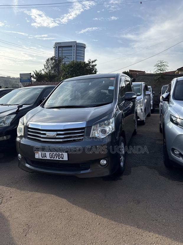Toyota Noah 2010 Black