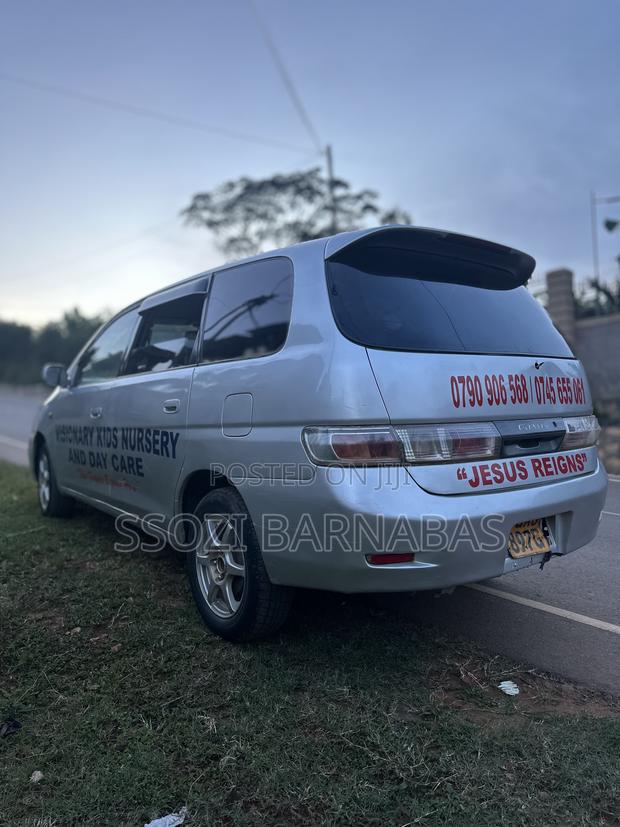 Toyota Gaia 2002 White