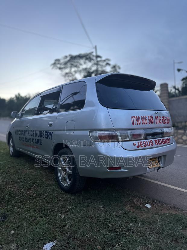 Toyota Gaia 2002 White