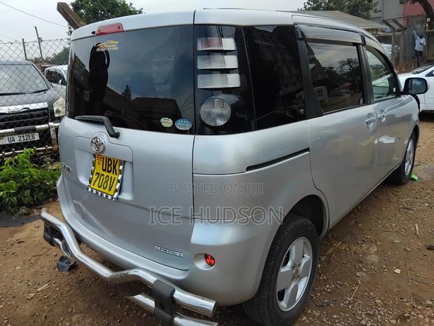 Toyota Sienta 2012 Silver