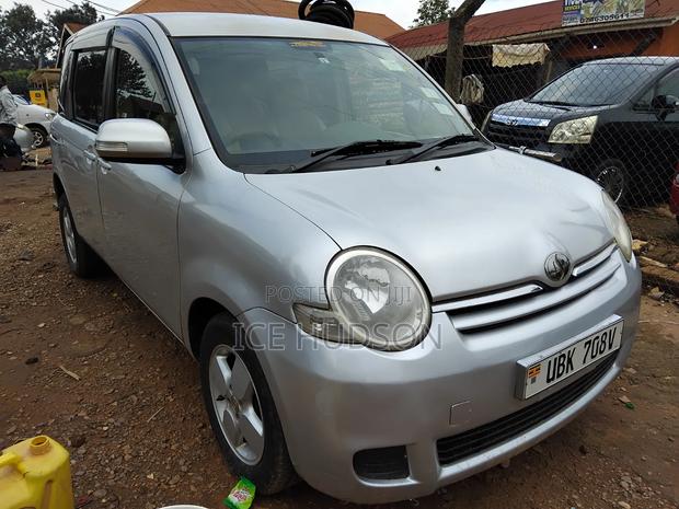 Toyota Sienta 2012 Silver