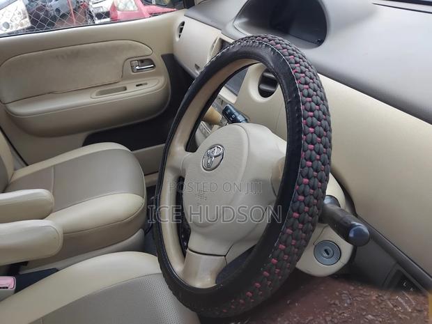 Toyota Sienta 2012 Silver