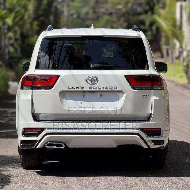 Toyota Land Cruiser LC300 2025 White