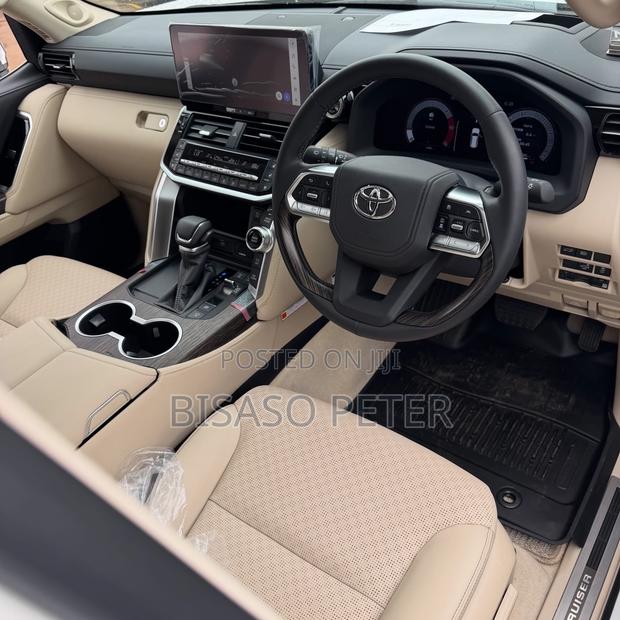 Toyota Land Cruiser LC300 2025 White