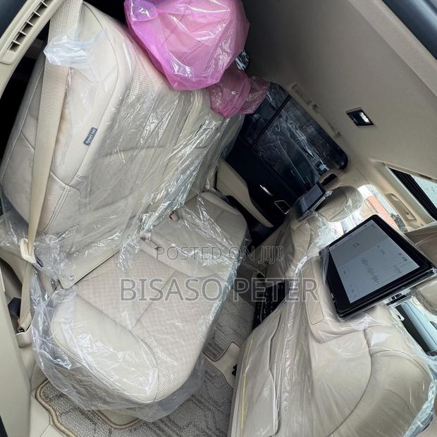 Toyota Land Cruiser LC300 2025 White