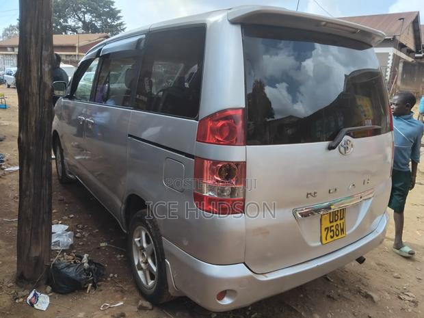 Toyota Noah 2004 Silver