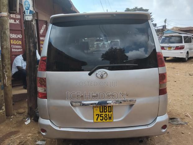 Toyota Noah 2004 Silver
