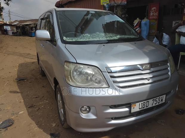 Toyota Noah 2004 Silver