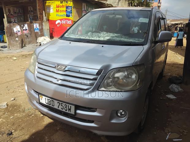 Toyota Noah 2004 Silver