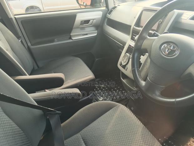 Toyota Noah 2009