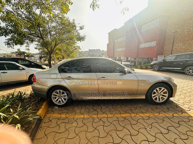 BMW 320i Sedan RWD 2008 Beige