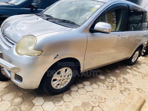 Toyota Sienta 2008