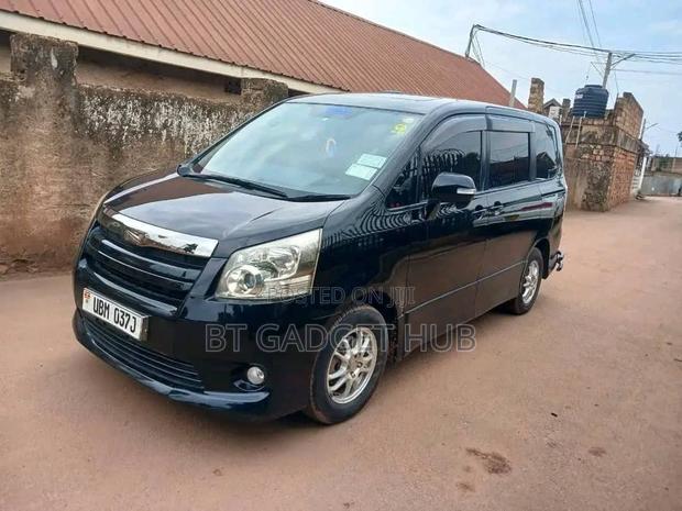 Toyota Noah 2012 Black