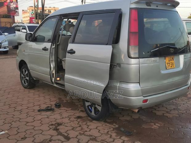 Toyota Noah 2002 Silver