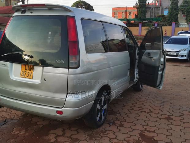 Toyota Noah 2002 Silver