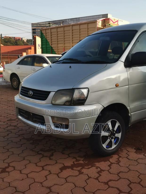 Toyota Noah 2002 Silver