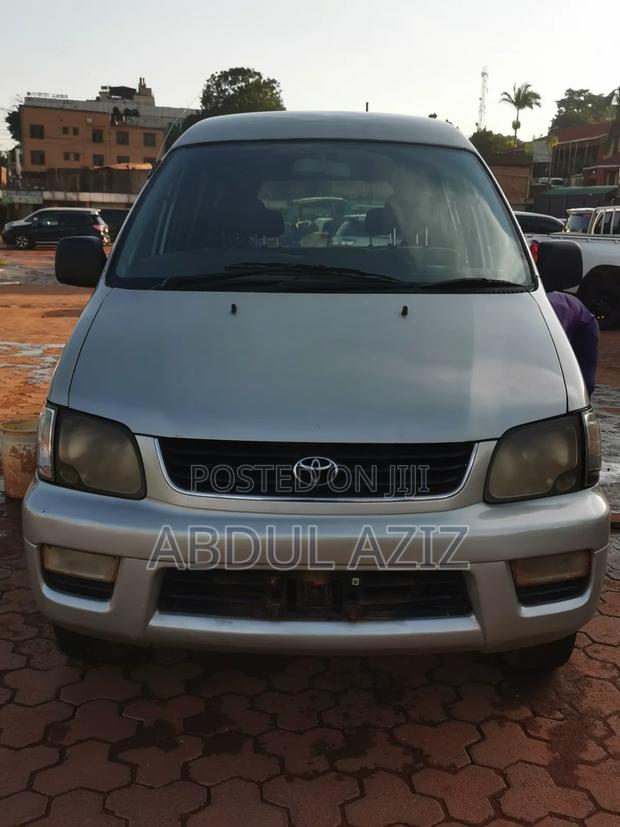 Toyota Noah 2002 Silver