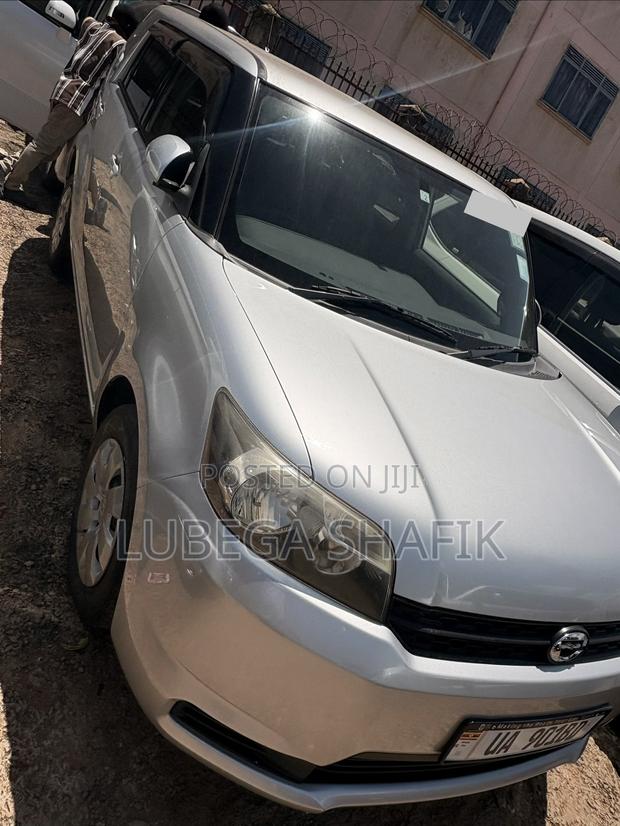 Toyota Corolla Rumion 2011 Silver