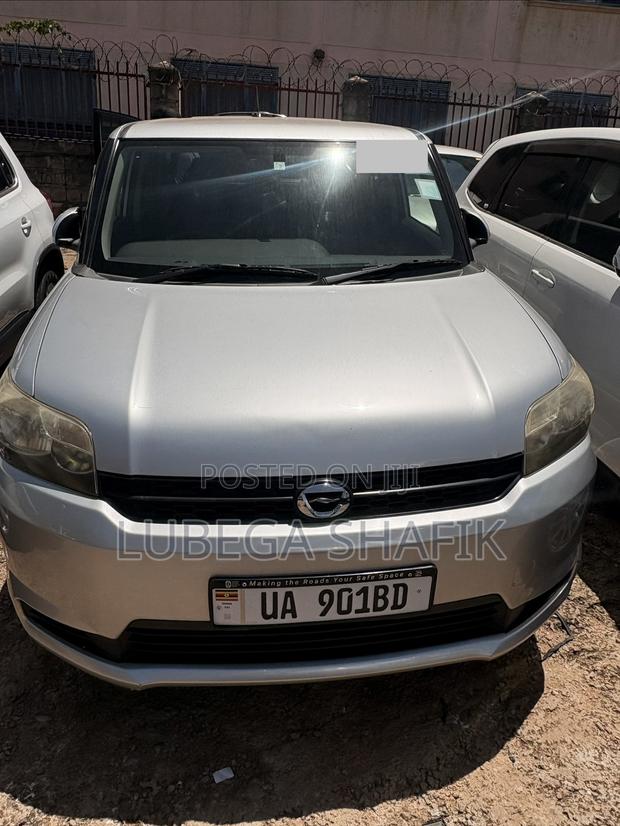 Toyota Corolla Rumion 2011 Silver