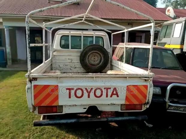 Toyota Land Cruiser 75 Pickup 1989 White